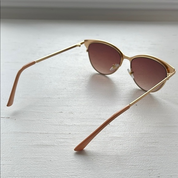 BETSEY JOHNSON NWOT Ladies Club Gold Cat Eye Sunglasses - Picture 8 of 11